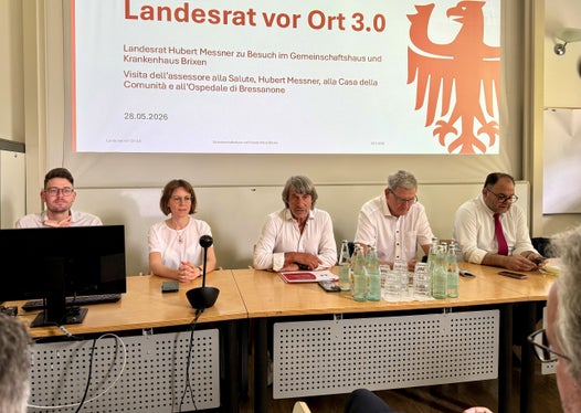 Es gelte, eine flächendeckende, bedarfsgerechte und qualitativ hochwertige Versorgung zu sichern, betonte Gesundheitslandesrat Hubert Messner (Bildmitte) beim Gespräch mit den Mitarbeitenden und beim Treffen mit den Führungskräften im Krankenhaus Brixen gemeinsam mit Partikularsekretär Samuel Vieider (von links) , Sabes-Bezirksdirektorin Elisabeth Montel, Sanitätsdirektor Josef Widmann und Sabes-Generalsdirektor Christian Kofler. (Foto: LPA/Angelika Schrott)