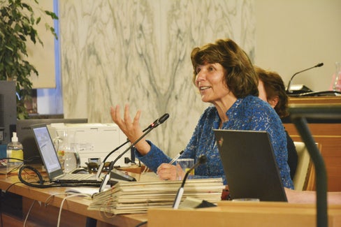 L'assessora Hochgruber Kuenzer nel corso del suo intervento a Merano (Foto: ASP/Martina Garbin)