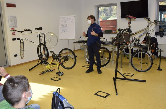 Mobilità sostenibile e sicura spiegata a 240 studenti nell'arco di una settimana dedicata presso il Centro di guida sicura Safety Park a Vadena. (Foto: ASP/Safety Park)