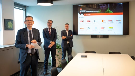 Fernsehprogramme des ORF, der ARD und des ZDF können über die App in ganz Südtirol über Mobiltelefon oder Tablet empfangen werden.  RAS-Präsident Peter Silbernagl, Landeshauptmann Arno Kompatscher und RAS-Direktor Georg Plattner erklärten die neue App. (Foto: LPA/Fabio Brucculeri)