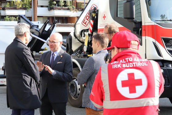 Eingebettet in das nationale Zivilschutzsystem: Der Präsident des Italienischen Roten Kreuzes Rosario Valastro im Gespräch mit Landeshauptmann und Bevölkerungsschutzlandesrat Arno Kompatscher (Foto: LPA/Maja Clara)
