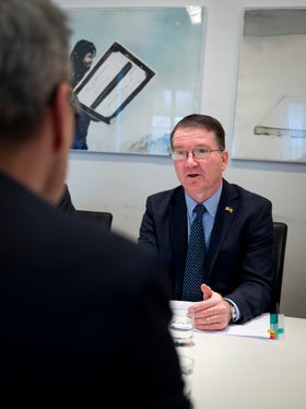 Il colloquio tra il presidente Kompatscher (di spalle) e il Chargé d’Affaires Crowley (Foto: USP/Fabio Brucculeri)