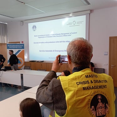 Partecipanti al corso di laurea magistrale “Crisis & Disaster Management: le Funzioni Organizzative in Protezione Civile, Sicurezza e Difesa civile” dell'Università Cattolica del Sacro Cuore di Milano nell'Aula Protezione civile del Centro di viale Druso. (Foto: USP/Università Cattolica del Sacro Cuore di Milano) 