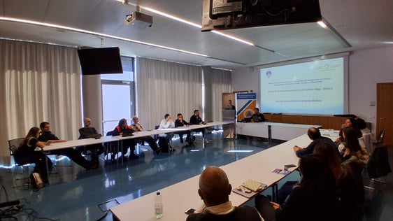 Partecipanti al corso di laurea magistrale “Crisis & Disaster Management: le Funzioni Organizzative in Protezione Civile, Sicurezza e Difesa civile” dell'Università Cattolica del Sacro Cuore di Milano nell'Aula Protezione civile del Centro di viale Druso. (Foto: USP/Università Cattolica del Sacro Cuore di Milano) 