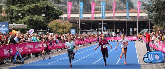 Una bella immagine della finale femminile, tra due ali di folla festante (Foto: Euregio)