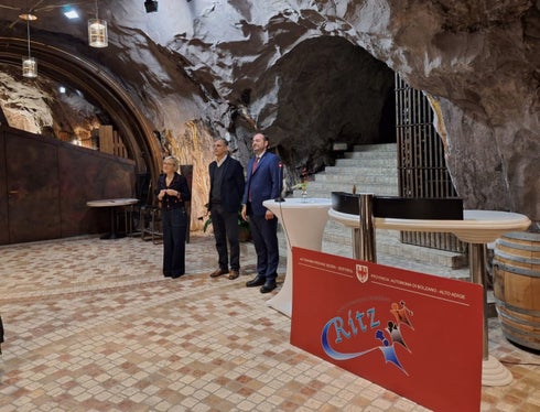 La scuola professionale agraria ha consegnato 49 attestati. Nella foto, da destra, il vicepresidente Galateo, il direttore della Formazione professionale, Giuseppe Delpero e la dirigente della scuola, Diana Palumbo. (Foto: USP) 


