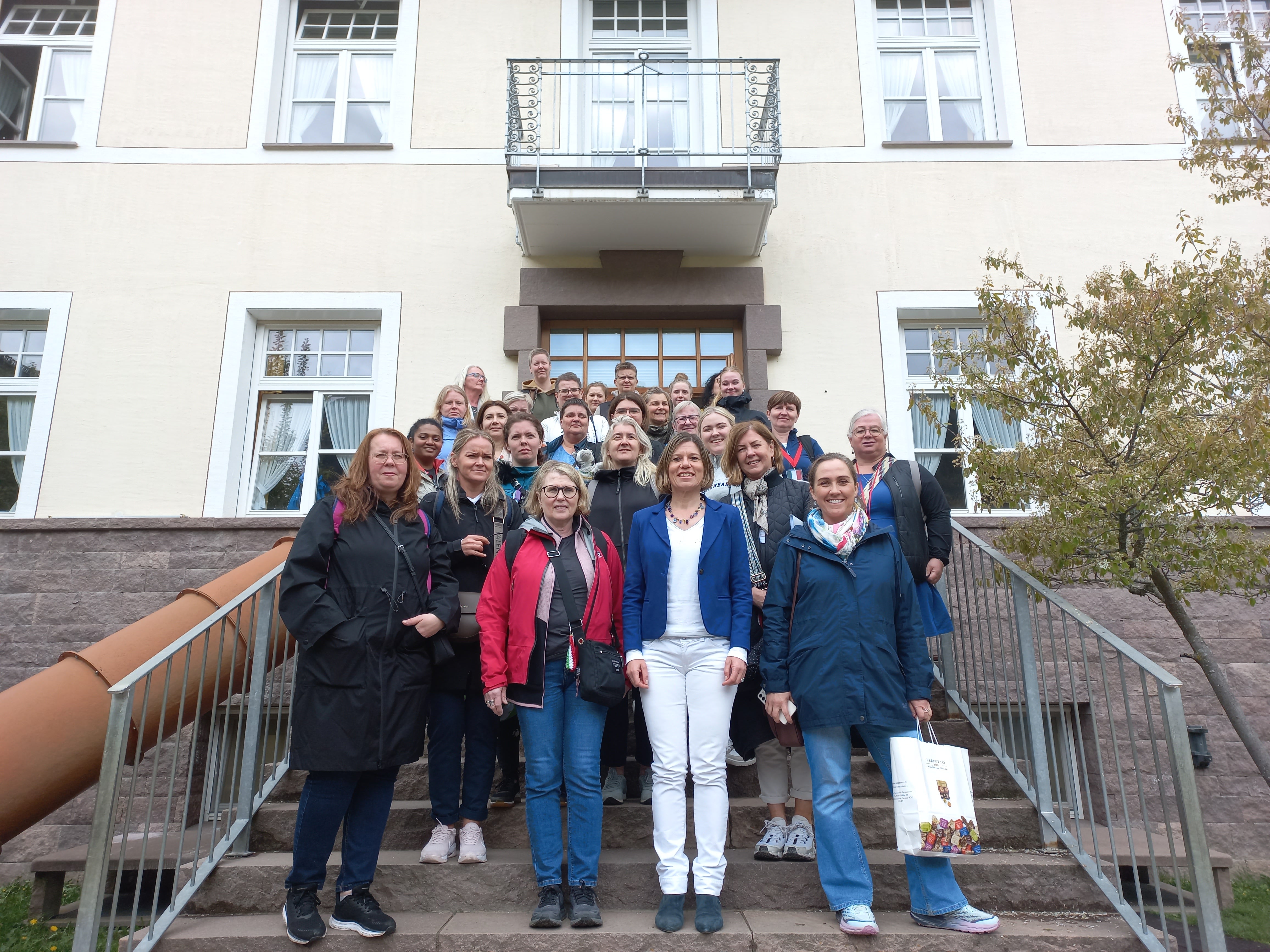 Fotografia de grupa dla delegazion de maestres y cunlauradëures dla Scolina Nordurbergi de Hafnarfjordur dan la scolina Salieta a Urtijëi, cun la diretëura de Scolina Genny Ploner (dancà, 2. da man drëta) y la urganisadëura dla vijita Jóna Fanney Svavarsdóttir (defin a man drëta). (Foto: USP/Direzions Scola Ladina).