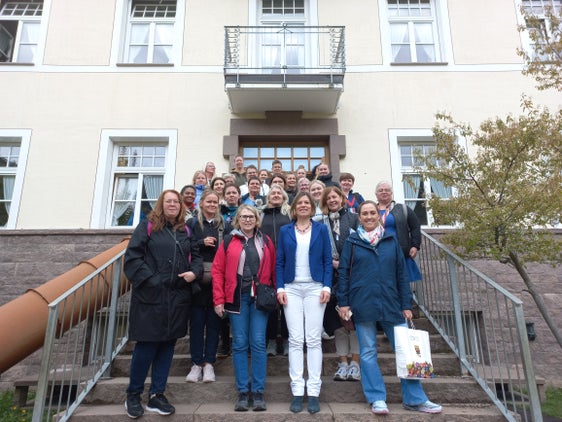 Fotografia de grupa dla delegazion de maestres y cunlauradëures dla Scolina Nordurbergi de Hafnarfjordur dan la scolina Salieta a Urtijëi, cun la diretëura de Scolina Genny Ploner (dancà, 2. da man drëta) y la urganisadëura dla vijita Jóna Fanney Svavarsdóttir (defin a man drëta). (Foto: USP/Direzions Scola Ladina).