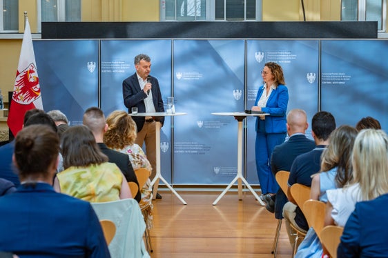 L'intervento del presidente dell’Unione autonoma dei segretari comunali della Provincia di Bolzano, Matthias Mair, qui assieme alla direttrice Markart. (Foto: USP/Greta Stuefer)