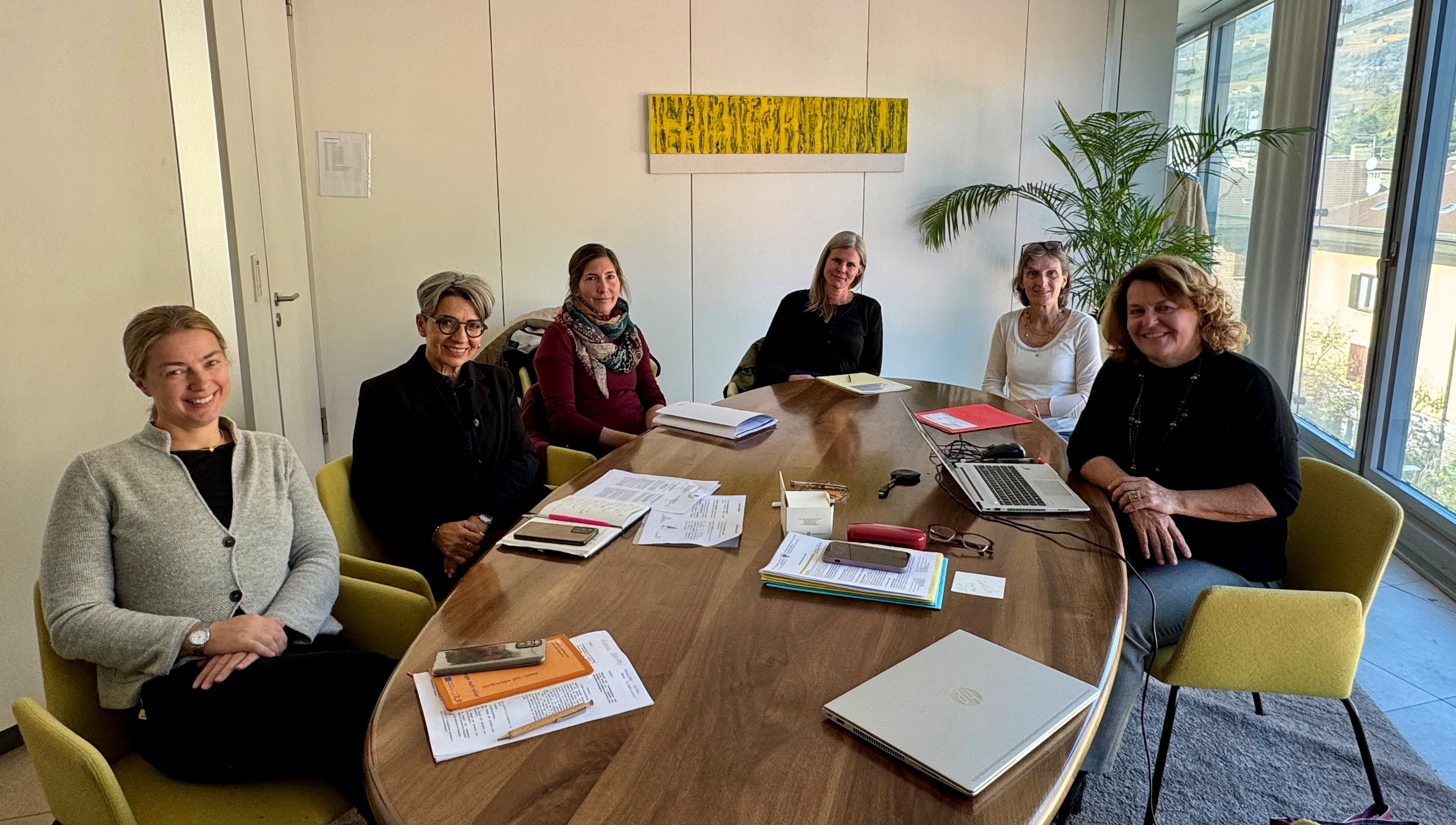 Fare rete per contrastare il fenomeno della violenza sulle persone con disabilità. Nella foto (da sinistra) la direttrice dell'Ufficio Persone con disabilità Verena Moser, la consigliera di parità Brigitte Hofer, Andrea Birrer (People First), Silvia Clignon (Lebenshilfe Südtirol), Ute Gebert (Ufficio Persone con disabilità) e l'assessora provinciale Rosmarie Pamer. (Foto: USP/Katharina Fleischmann)