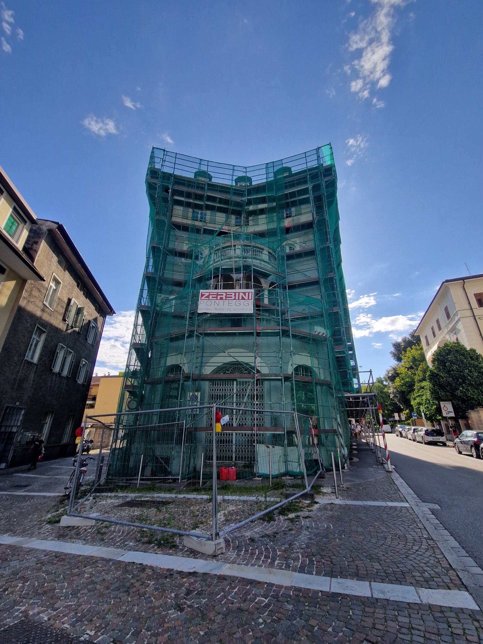 Die kaputte Fassade des Blauen Hauses in der Bozner Gerbergasse wird nun unter Anleitung des Landesamts für Bau- und Kunstdenkmäler restauriert. Das denkmalgeschützte Gebäude aus dem Jahr 1912 ist Sitz der Landesabteilung Europa.(Foto: LPA/Gianluca Crocco)