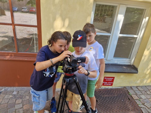 Im Geschichtenmagazin experimentierten die Schülerinnen und Schüler mit Kamera und Fotoapparat, im Bild (v.l.) Moritz, Felix, Manuel, Raphael (Foto: LPA/Begabungs- und Begabtenförderung der Pädagogischen Abteilung der Deutschen Bildungsdirektion/Eva Enderle)