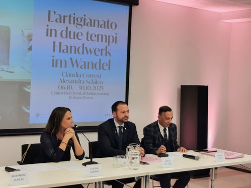 Il percorso espositivo raccoglie i ritratti e le storie di otto artigiani-artisti, componendo un itinerario che va dagli atelier di Bolzano ai laboratori di Merano, fino alle tradizioni della Val Passiria. Nella foto (da sinistra) la fotografa Claudia Corrent, il vicepresidente Marco Galateo e il direttore di Dipartimento Antonio Lampis. (Foto: USP)