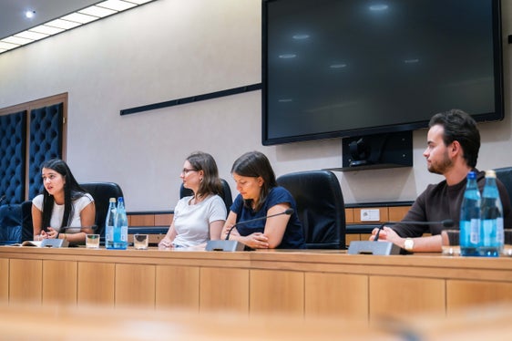 Ein Schwerpunkt des Gesprächs war das Thema Wohnen in Südtirol: Die Situation bei den Studentenwohnheimen in Bozen habe sich positiv entwickelt, berichtete Neha Bhati (links im Bild). Gleichzeitig bleibe das hohe Preisniveau eine Herausforderung und könne ein Grund dafür sein, dass junge Menschen nach ihrem Studium im Ausland bleiben. (Foto: LPA/Greta Stuefer)