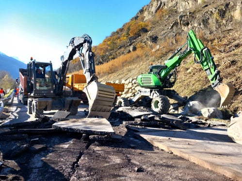 Dopo i lavori sulla roccia, sono proseguiti i lavori di sgombero sulla strada statale a Laces. (Foto: Servizio strade)
