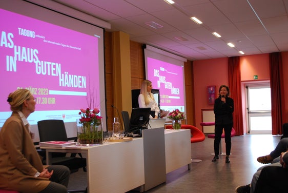 Houskeeping-Mangerin Ulrike Pircher berichtete über die Bedeutung und über die Entwicklungsmöglichkeiten ihres Berufes. Vorne im Bild: Direktorin Gudurn Ladurner (Foto: LPA/FS Haslach)