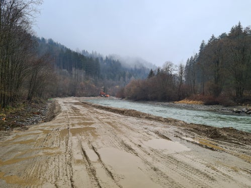 Seit vergangener Woche arbeitet das Landesamt für Wildbach- und Lawinenverbauung Ost in der Agentur für Bevölkerungsschutz in zwei Abschnitten der Rienz zwischen Kiens und St. Sigmund (Foto: LPA/Landesamt für Wildbach- und Lawinenverbauung Ost)