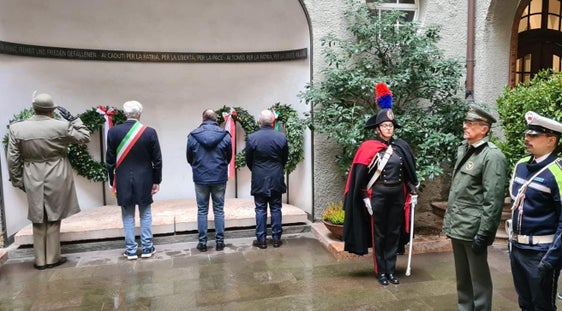 Il vicepresidente della Provincia di Bolzano, Giuliano Vettorato (terzo da sinistra) in un momento di raccoglimento nel corso della commemorazione (Foto: Ufficio stampa Comune di Bolzano/Michele Pasqualotto)