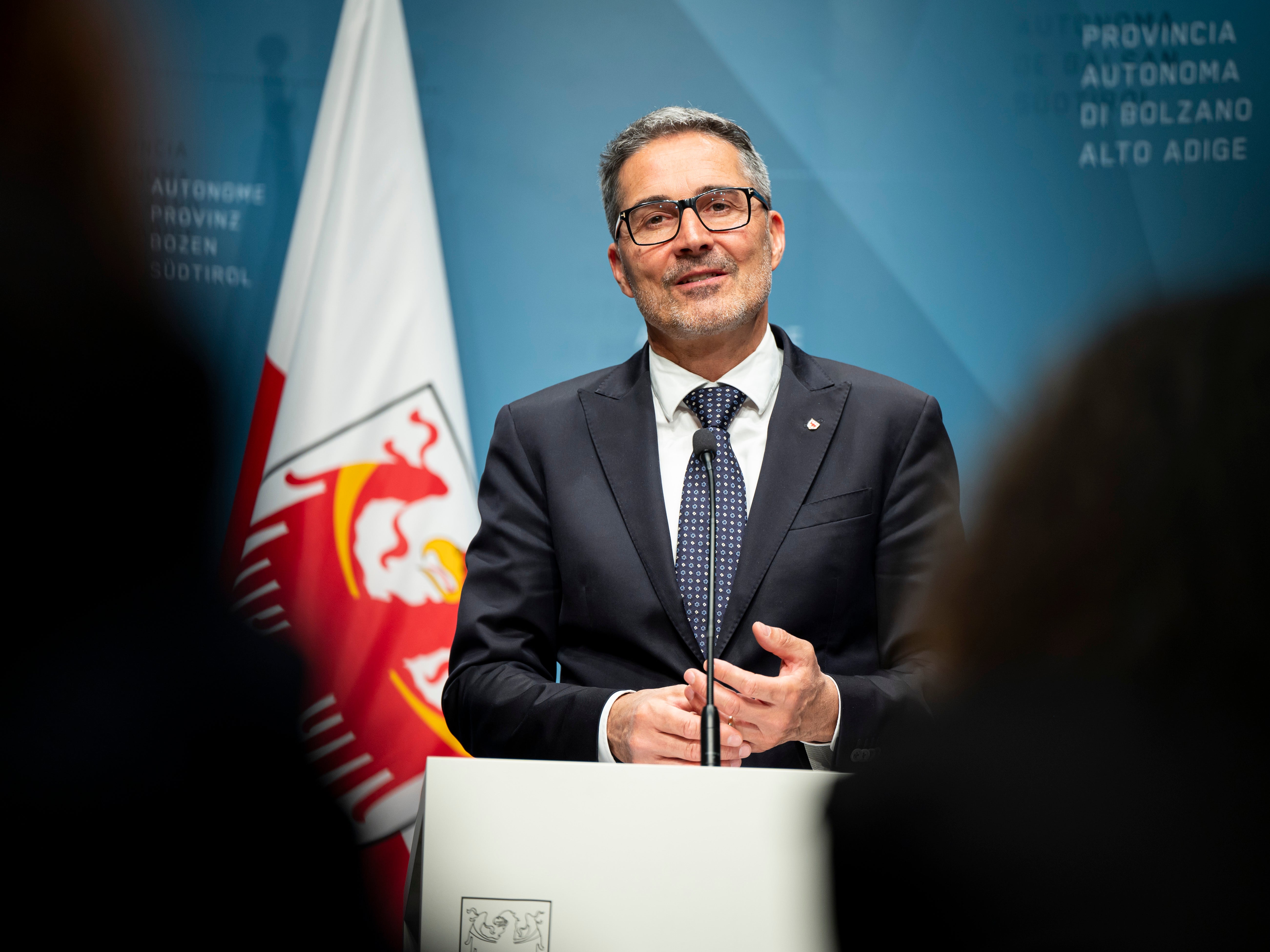 Unser Ziel ist ein modernes Landesrecht, das klar verständlich ist, die Verwaltung entlastet und den Bürgerinnen und Bürgern ebenso wie den Unternehmen dient, erklärte Landeshauptmann Arno Kompatscher den Gesetzentwurf genehmigt, der eine Vielzahl bestehender Landesgesetze anpasst. (Foto: LPA/Fabio Brucculeri)