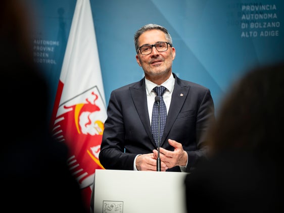 "Unser Ziel ist ein modernes Landesrecht, das klar verständlich ist, die Verwaltung entlastet und den Bürgerinnen und Bürgern ebenso wie den Unternehmen dient", erklärte Landeshauptmann Arno Kompatscher den Gesetzentwurf genehmigt, der eine Vielzahl bestehender Landesgesetze anpasst. (Foto: LPA/Fabio Brucculeri)