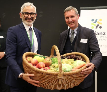 Frutta, vino e ortaggi sono colture ad alto valore aggiunto e con un grande potenziale per la salute, la sostenibilità e la biodiversità; i temi e le questioni in questi settori sono diversi e spesso di dimensione sovraregionale, richiedono una solida competenza, una continua innovazione e un costante sviluppo. Nella foto (da destra) l'assessore Luis Walcher e Michael Oberhuber, direttore del Centro sperimentazione Laimburg. (Foto: USP/Centro di Sperimentazione Laimburg/Agnese Martinelli)
