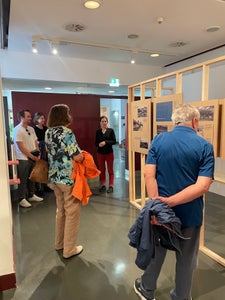 Rund 30 Besucherinnen und Besucher nahmen das Vermittlungsangebot im Stadtarchiv/Stadtmuseum von Innsbruck in Anspruch. (Foto: Maria Todorovic)