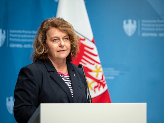 "Die Anpassungen beim Landeskindergeld sind ein wichtiger Schritt, um Familien gezielt zu entlasten", betont Familienlandesrätin Rosmarie Pamer. "Gleichzeitig richten wir den Blick nach vorne. Wir wollen die Erziehungszeiten rentenmäßig besser absichern, damit Eltern durch die Betreuung ihrer Kinder keine Rentenlücken entstehen. Einen entsprechenden Vorschlag habe ich den zuständigen Mitgliedern der Regionalregierung übermittelt." (Foto: LPA/Fabio Brucculeri)