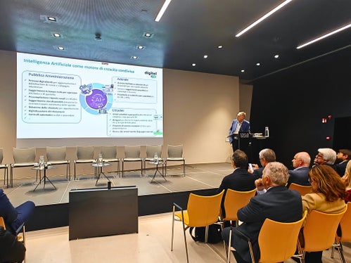 Josef T. Hofer, direttore della Ripartizione Informatica, ha illustrato la strategia dell'Amministrazione provinciale altoatesina in termini di intelligenza artificiale e ha spiegato quali vantaggi concreti la PA potrebbe trarre dalla nuova tecnologia. (Foto: USP/Ursula Pirchstaller)