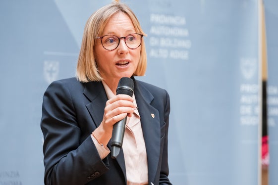 Se l'esperienza professionale porta un vantaggio al datore di lavoro, allora questo dovrebbe riflettersi sullo stipendio, indipendentemente dal luogo in cui è stata acquisita. Questa è una delle tante misure che abbiamo attuato negli ultimi due anni per rendere più attraente l'ingresso o il passaggio alla pubblica amministrazione, spiega l'assessora provinciale Magdalena Amhof. (Foto: USP/Bernhard Aichner)