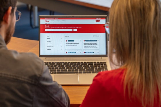 Il nuovo portale per i cittadini myCIVIS è uno dei tanti progetti di digitalizzazione che sono stati sostenuti da diversi fondi e che hanno richiesto un buon coordinamento dei fondi FESR, PNRR e provinciali utilizzati. (Foto: USP/Greta Stuefer)