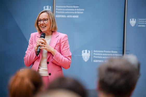L'assessora provinciale al Personale Magdalena Amhof ha sottolineato la competenza e l'esperienza degli ex dipendenti: In tutti i settori, che si tratti di istruzione, Servizio strade, Servizio forestale o di uno dei tanti uffici hanno fornito e sviluppato servizi importanti per la popolazione dell'Alto Adige. Sono stati il cuore di questa amministrazione e ne hanno contribuito attivamente alla formazione. (Foto: USP/Bernhard Aichner)
