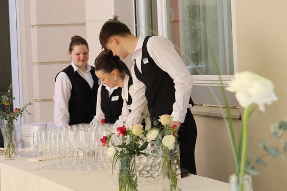 Mit Freude bei der Ausbildung in Restaurantführung an der Landeshotelfachschule Kaiserhof, in Vorbereitung des Umtrunks nach der Jubiläumsfeier. (Foto: LPA/Maja Clara)