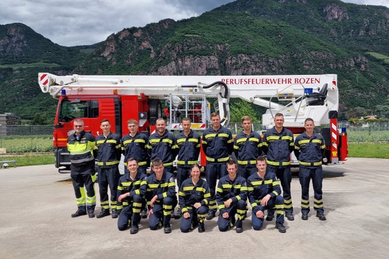 Foto di gruppo ufficiale con il comandante Florian Alber (in piedi, primo a sinistra) al termine dell'undicesimo corso di formazione per vigili del fuoco professionisti. (Foto: ASP/Corpo Permanente Vigili del fuoco di Bolzano)