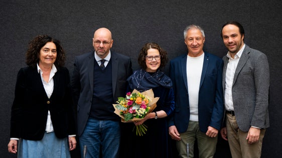 Amtsübergabe von Landeschronistin Rita Thaler Wieser (3.v.l.) an Landeschronist Wolfgang Thöni (2.v.r.), im Bild gemeinsam mit der Referentin für das Chronikwesen am Südtiroler Landesarchiv Margot Pizzini (1.v.l.), Landesarchiv-Direktor Gustav Pfeifer (2.v.l.) und Landesrat Philipp Achammer (1.v.r.). (Foto: LPA/Fabio Brucculeri)