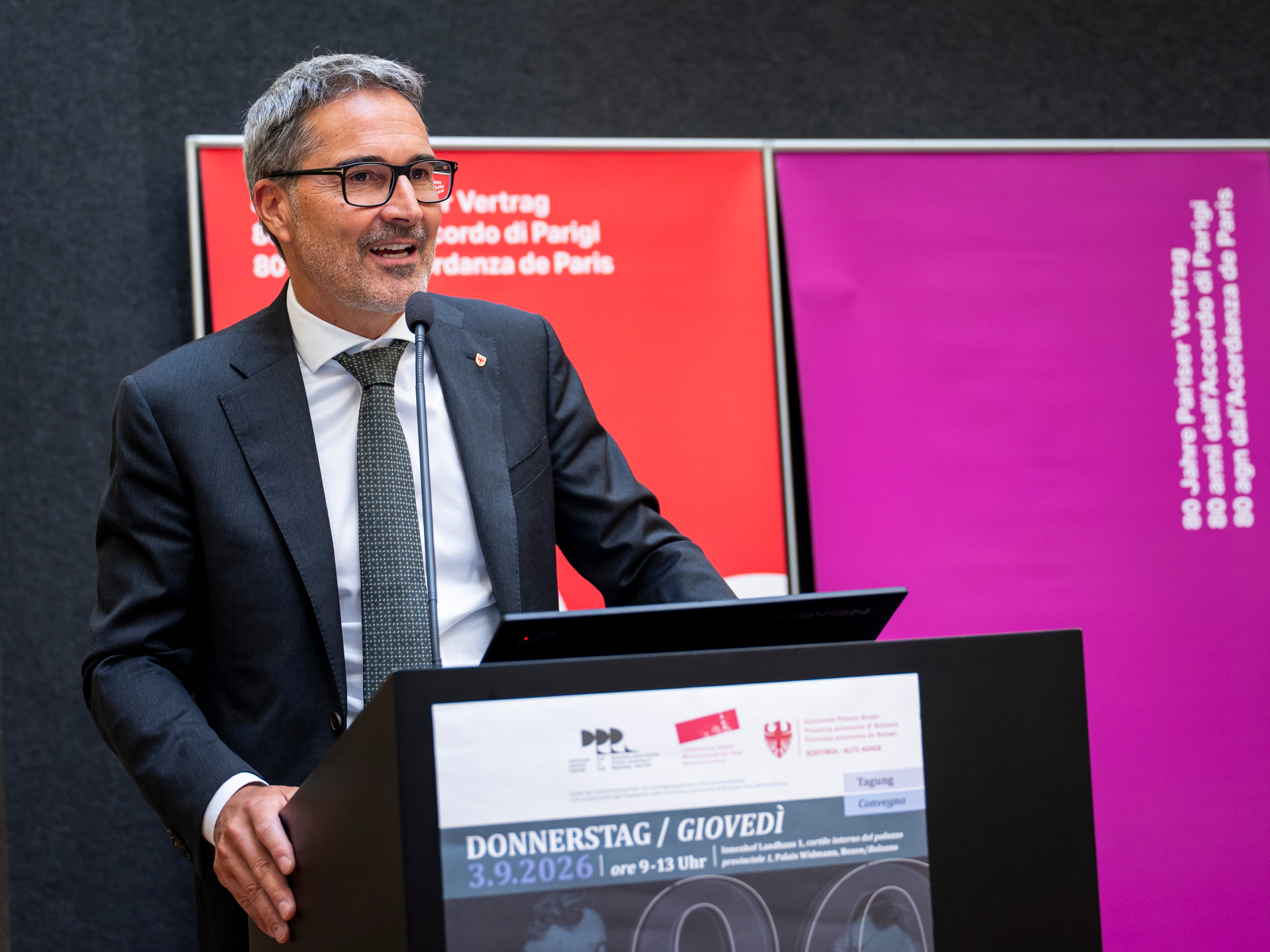 „Es ist immer notwendig, die Geschichte noch einmal Revue passieren zu lassen, um sie besser zu verstehen. Es gibt Menschen, die sie noch nicht kennen und behaupten, dass der Pariser Vertrag die internationale Verankerung unserer Autonomie nicht gewährleistet. Deshalb danke ich dem Zentrum für Regionalgeschichte, das diese Tagung mit hochkarätigen Referenten organisiert hat“, sagte Landeshauptmann Arno Kompatscher. (Foto: LPA/Fabio Brucculeri)