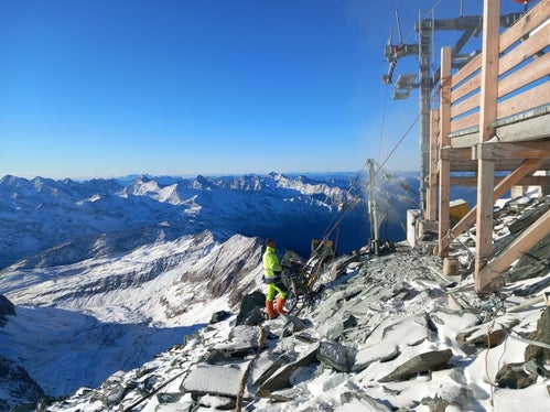 Das grenzübergreifende Projekt FROST.INI widmet sich der Überwachung des Permafrostbodens. Auf dem Großglockner wurden dafür vor kurzem zwei Bohrsäulen angebracht, die nun Daten liefern. (Foto: Georesearch ltd).
