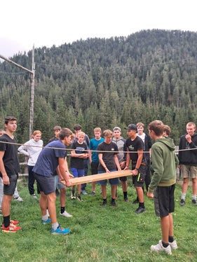 Erlebnispädagogische Tage der ersten Klassen der Fachschule Laimburg haben den Grundstein für ein erfolgreiches Schuljahr gelegt. (Foto: LPA/Fachschule Laimburg)