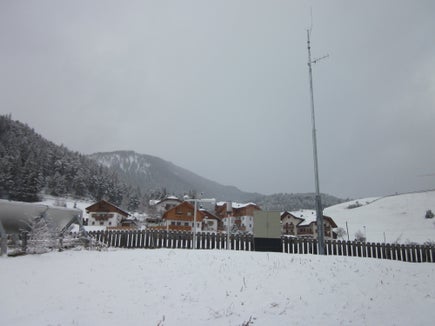 La rete di stazioni meteorologiche in Alto Adige comprende un totale di 95 stazioni di misurazione automatiche, di cui 58 situate nelle aree urbane e 37 in montagna. L'immagine mostra la stazione meteorologica di San Martino a Thurn in Val Badia. (Foto: ASP/Ufficio Meteorologia e prevenzione valanghe)