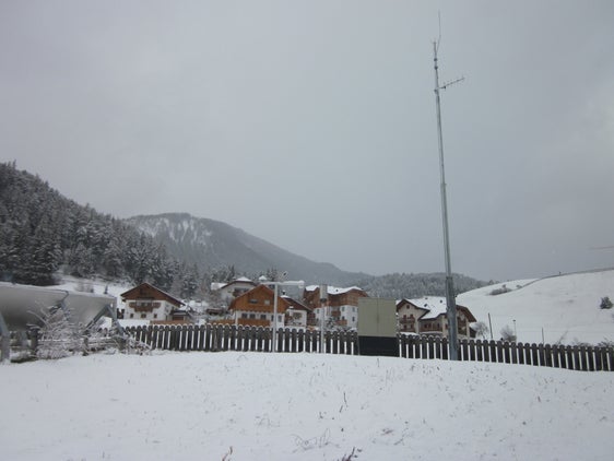 La rete di stazioni meteorologiche in Alto Adige comprende un totale di 95 stazioni di misurazione automatiche, di cui 58 situate nelle aree urbane e 37 in montagna. L'immagine mostra la stazione meteorologica di San Martino a Thurn in Val Badia. (Foto: ASP/Ufficio Meteorologia e prevenzione valanghe)
