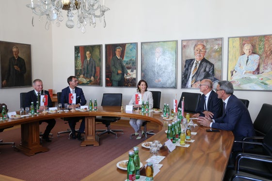 Incontro dei governatori del Tirolo, dell'Alta Austria, del Vorarlberg e del presidente della Provincia autonoma di Bolzano presso la governatrice del Land Salisburgo Karoline Edtstadler al Chiemseehof di Salisburgo. Da sinistra: Markus Wallner (Vorarlberg), Thomas Stelzer (Alta Austria), Karoline Edtstadler (Salisburgo), Anton Mattle (Tirolo), Arno Kompatscher (Alto Adige). (Foto: Land Salzburg / Franz Neumayr)