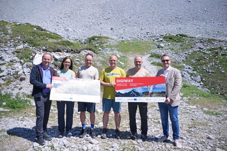 Digiway-Projektpräsentation auf der Tiroler Nordkette: (von links) Landeshauptmannstellvertreter Josef Geisler, Projektkoordinatorin Lucia Felbauer, GIS-Experte Christoph Kovacs, Sport-Experte Christoph Höbenreich (alle Land Tirol), Sebastian Mayrgündter (Noi Techpark Bozen) und Landeshauptmannstellvertreter Philip Wohlgemuth (Land Tirol) (Foto: Land Tirol/Schallhart)