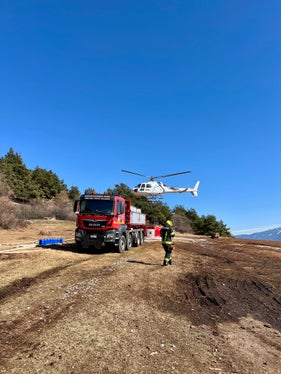 Waldbrand Sonnenberg Latsch: Im Einsatz standen 16 Freiwillige Feuerwehren und die Berufsfeuerwehr Bozen, vier kleinere Hubschrauber und zwei Super Puma. (Foto: LPA/Landesfeuerwehrverband)