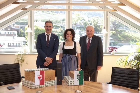 Il Presidente Arno Kompatscher, la sindaca di Scena Annelies Pichler e il governatore della Stiria Hermann Schützenhöfer. (Foto: ASP/Tiberio Sorvillo)