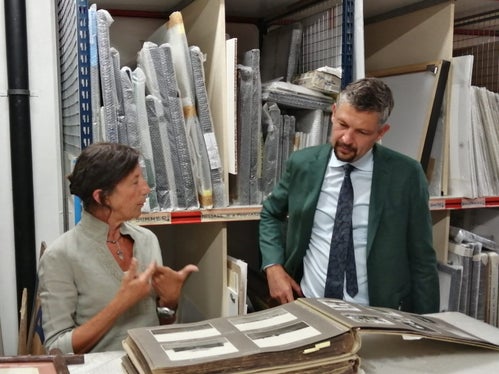 Valentina Zardini, a man ciancia, ulëssa che la fotografies de si uem y de si antenac ti unissa mustrà a n publich lerch. L assessëur provinziel ladin uel valuté la uferta de scincunda (Foto: LPA/Carlo Suani)