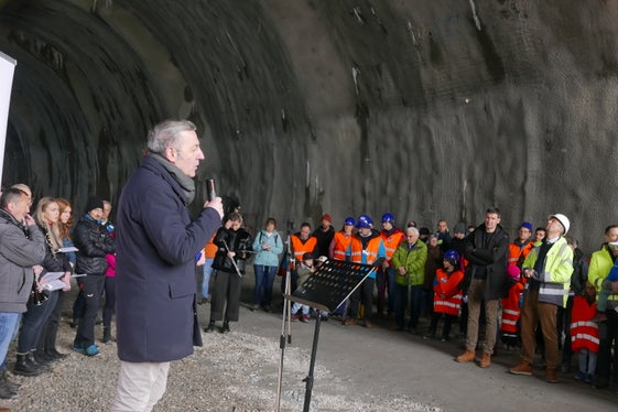 Die Hälfte der Arbeiten für den Bau der Umfahrung sei abgewickelt, berichtete Tiefbauabteilungsdirektor Umberto Simone beim Infotag auf der Baustelle für die Umfahrung Percha. (Foto: LPA/Ingo Dejaco)