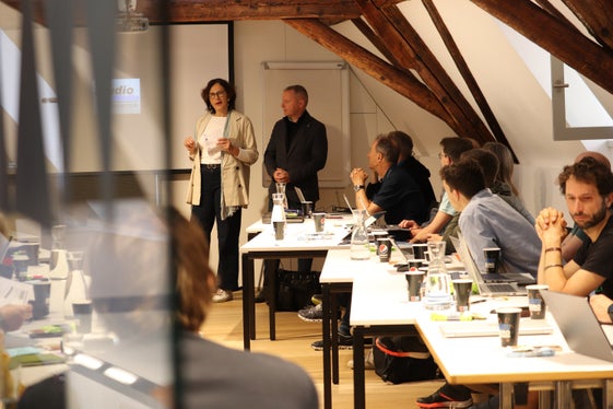 “Un'occasione preziosa per condividere esperienze comuni, approcci innovativi e soluzioni che fanno progredire il nostro lavoro, così la direttrice dell'Ufficio Meteorologia e prevenzione valanghe Michela Munari (in piedi) all'apertura della due giorni dei servizi di prevenzione valanghe dell'area germanofona, accanto a lei, in foto, il segretario generale dell'Euregio Christoph von Ach, che ha portato i saluti ai partecipanti. (Foto: USP/Maja Clara)