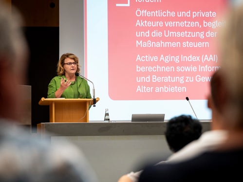 “Dobbiamo sempre tenere bene a mente ciò di cui hanno bisogno gli anziani per vivere bene”, ha affermato l'assessora provinciale agli Anziani Rosmarie Pamer durante l'incontro. (Foto: USP/Fabio Brucculeri)