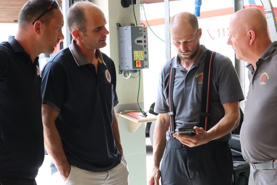 Analisi della situazione (da sinistra): Jonas Hochkofler, responsabile del servizio di pronto intervento della Protezione civile presso l’Agenzia per la Protezione della popolazione; Michael Gamper, direttore dell’Ufficio Protezione civile; Matthias Gamper, presidente distrettuale dei vigili del fuoco volontari; Martin Künig, presidente dell’Unione provinciale dei Corpi dei vigili del fuoco volontari Alto Adige (Foto: USP/Maja Clara)