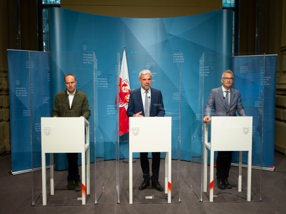 Bei der Pressekonferenz zum Borkenkäfer: (v.l.) Peter Prader, Wald- und Sägewerksbesitzer, Landesrat Arnold Schuler und Günther Unterthiner, Direktor der Abteilung Forstwirtschaft (Foto: LPA/ Fabio Brucculeri)