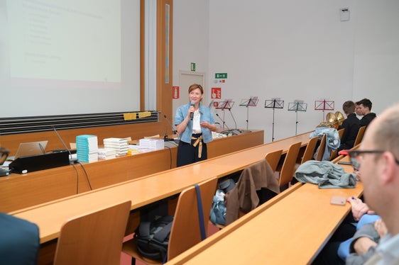Prämierungsfeier der Schul-Olympiaden: Landesschuldirektorin Sigrun Falkensteiner (Foto: LPA/Deutsche Bildungsdirektion/Margit Pichler)